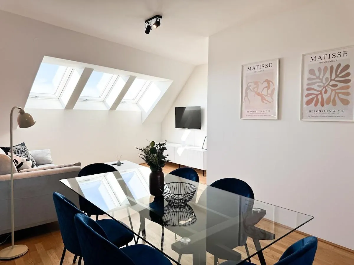 Modern & Spacious 2Br Apartment With Balcony location